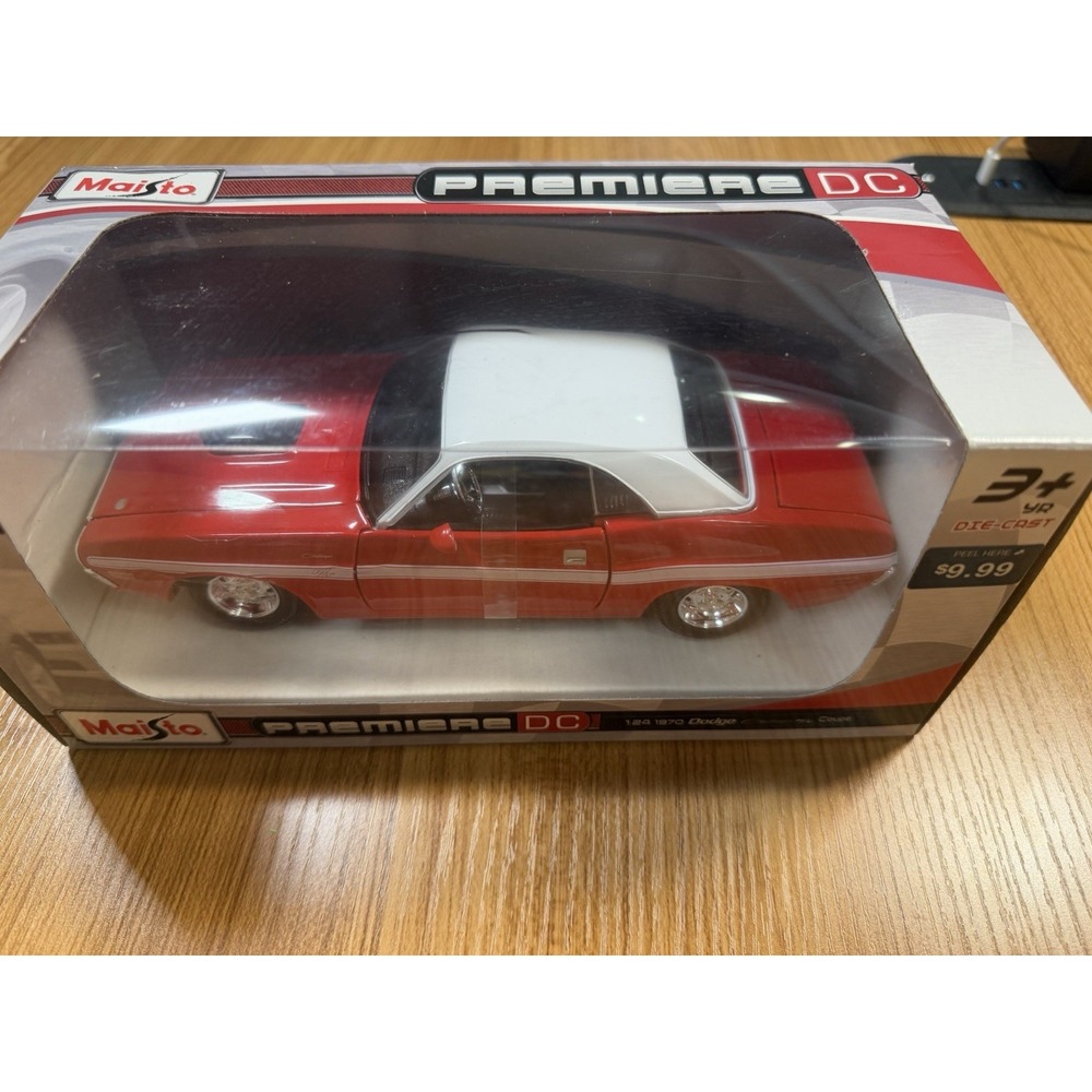 Maisto Premiere DC 1/24 1970 Dodge Challenger R/T Coupe Red White